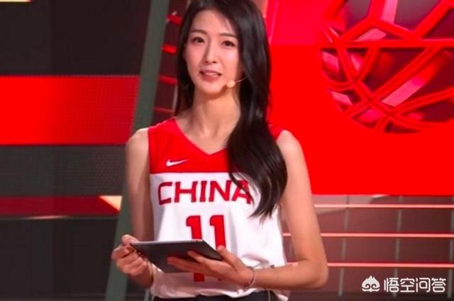 男篮VS科特迪瓦,身穿易建联11号球衣美女主播抢镜爆红，她是谁？有什么来历？