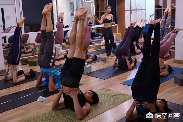 空中瑜伽适合新手练吗，瑜伽初学者，该如何选择适合自己的瑜伽课程和老师