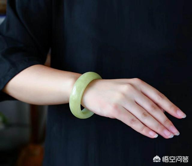 什么玉最好比较养女人,给妈妈买一个什么样的玉好呢？