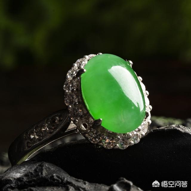 怎么知道自己的翡翠值多少钱,朋友给了个翡翠，能否看看真假，估个价格？