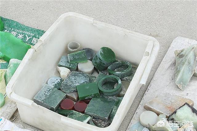 假玉镯是怎么做成的,翡翠、和田玉的造假手段有哪些？