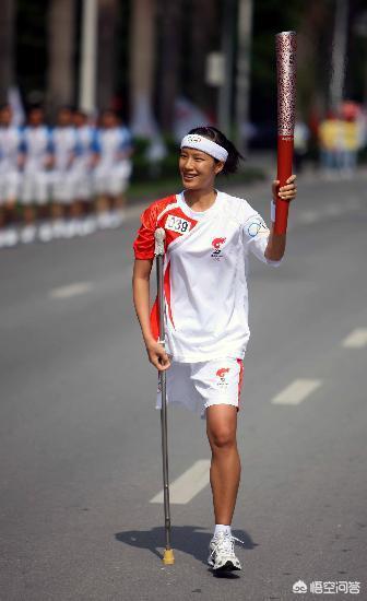 穿旗袍参加健美比赛，独腿姑娘归玉娜为何会一夜爆红？