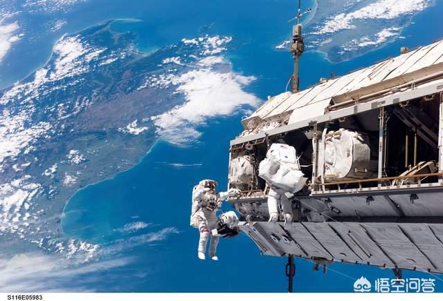 山航旅客机上突发疾病，如果宇航员太空出舱时没有抓紧脱离了宇宙飞船怎么办？会怎样？
