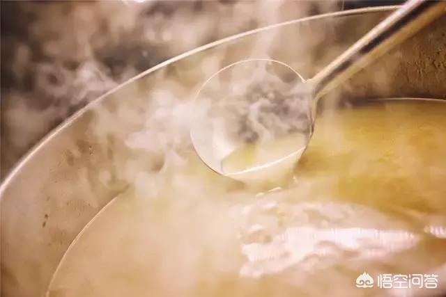 怎样熬牛骨汤:怎样熬牛骨汤好喝 牛骨高汤详细配方，请指教谢谢你？