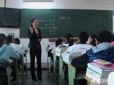 某双一流大学,研究生学历,现为小学教师,月薪2300元,是不是要为她感到惋惜？
