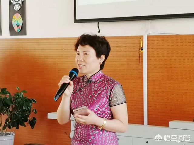 现在有些小学、中学语文老师很少亲自读课文,这个现象你怎么看？