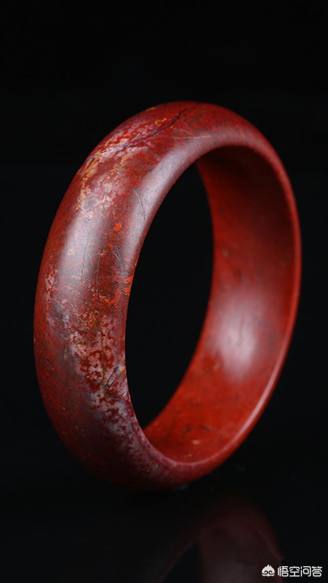 假玉手镯是什么材料做的,假的和田玉是什么东西做的？