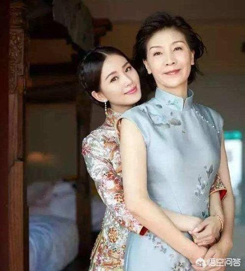 包贝尔婚礼伴娘:女儿结婚，妈妈穿什么款式的裙子好呢？