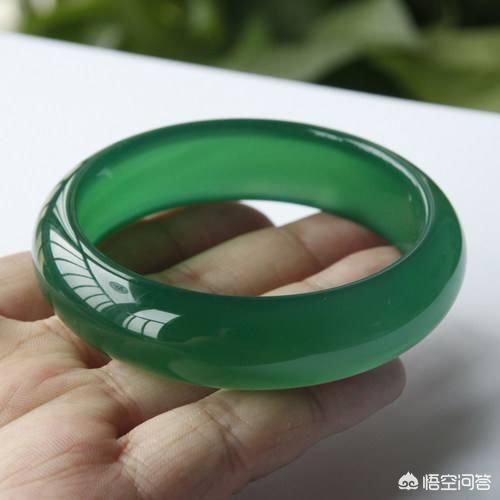 玉手镯什么材质最好,你喜欢金镯子还是玉镯子？