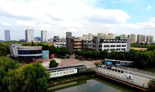 江苏一大学生帮老师搬家途中身亡，涉事教师回应称「没有实际动手」，该教师是否应承担责任？