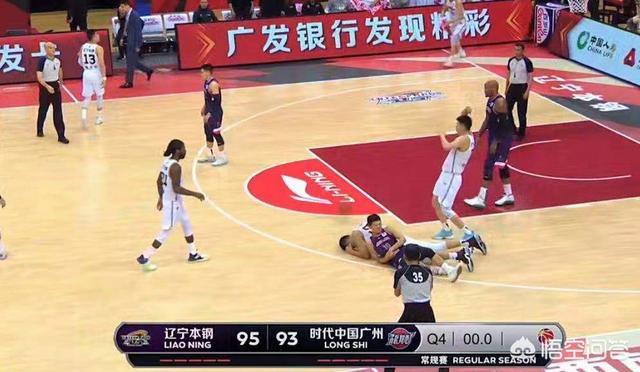 韩德君抱起潘长江:韩德君合影潘长江，网友调侃“CBA最强双塔诞生！”你怎么看