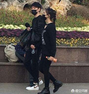 冯绍峰方否认离婚:网传冯绍峰亲自接机赵丽颖，牵手离开力破离婚传闻，你怎么看