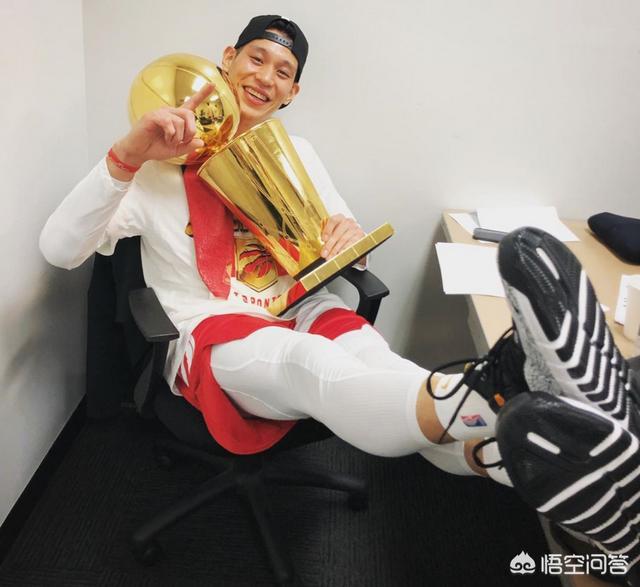 为什么林书豪能够将猛龙的总冠军奖杯带到慈善赛现场？这是真品还是复制品呢？