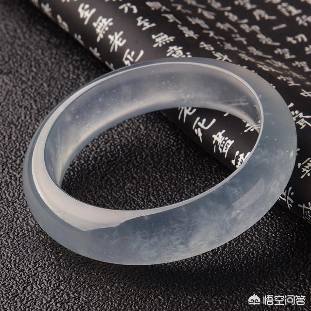 怎么知道自己的翡翠值多少钱,朋友给了个翡翠，能否看看真假，估个价格？