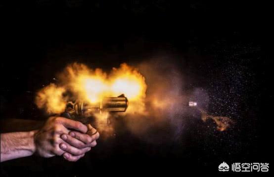挑战者号航天飞机灾难:宇航员进入太空中为什么要带枪？