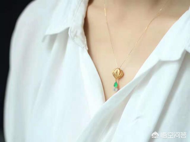 年轻女孩戴什么玉镯好,18岁的女孩子配戴什么样的玉石比较好呢？