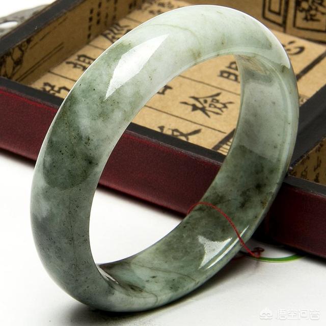 什么样的玉手镯好,什么样的玉手镯好看又显高贵？