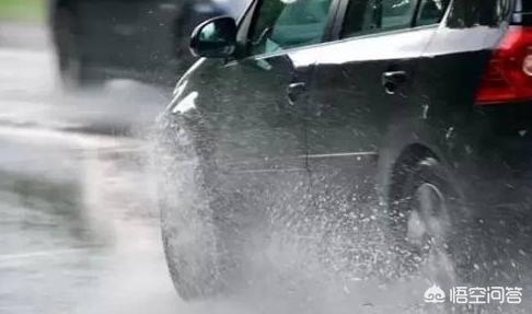 电动汽车下雨天能开吗，现在新能源汽车下雨天开着安全吗