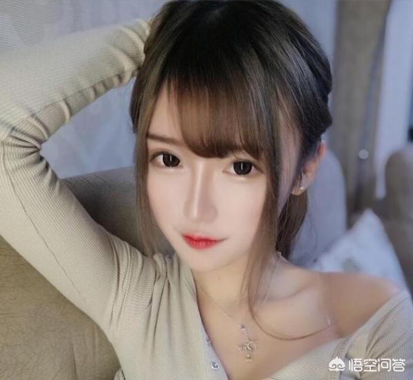 LOL腐团儿表演胸口开瓶盖,周淑怡也来挑战,网友调侃：像高仿的,你怎么看？