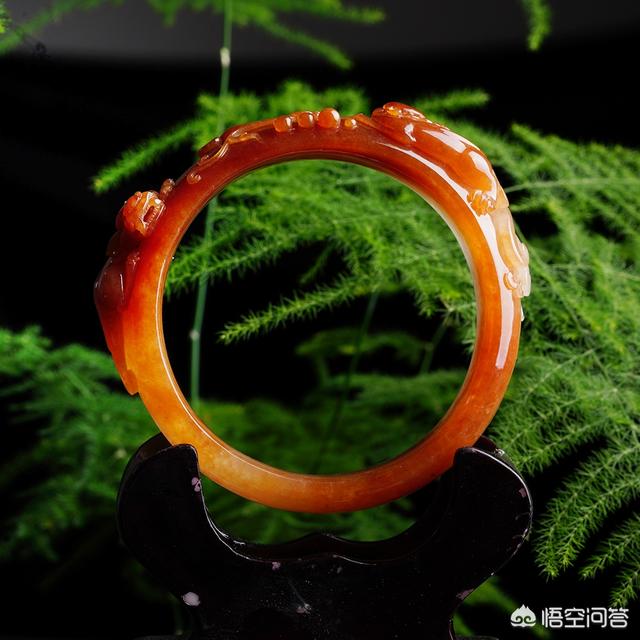 怎么知道自己的翡翠值多少钱,朋友给了个翡翠，能否看看真假，估个价格？