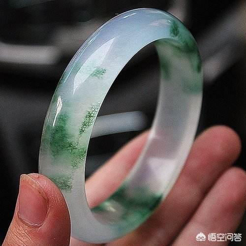 玉手镯什么材质最好,你喜欢金镯子还是玉镯子？