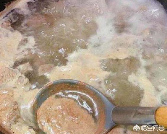 餐馆水煮活猫全程:煮肉时的浮沫，到底是精华还是脏东西？