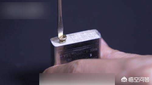 zippo打火机怎么加油,zorro打火机怎么加油？