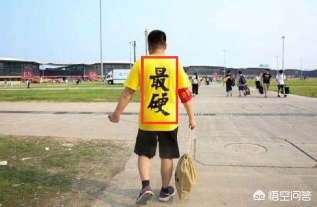 CJ最威风的男人“鉴黄师”,所有小姐姐都得听他安排,一把尺子决定一切,你怎么看？