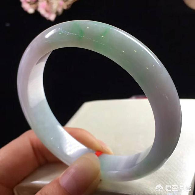 什么玉最好比较养女人,给妈妈买一个什么样的玉好呢？