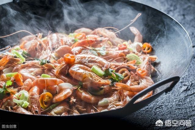 饭店大厨教你正确做油焖大虾，鲜虾在沸水中煮几分钟能熟煮几分钟比较好