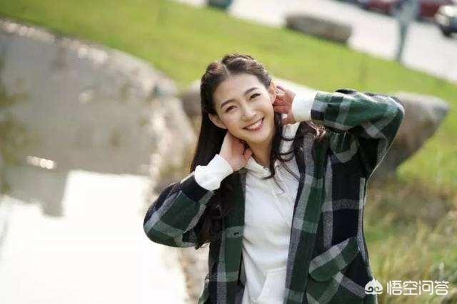 男篮VS科特迪瓦,身穿易建联11号球衣美女主播抢镜爆红，她是谁？有什么来历？