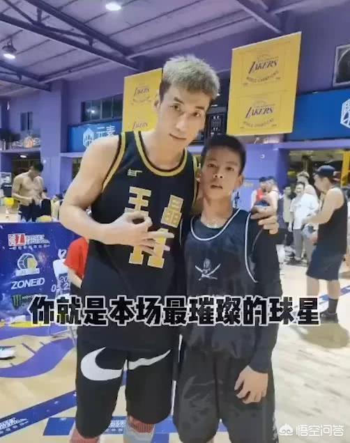 张家城:库里和张家城互动引热议，库里会建议勇士1天合同签下他吗