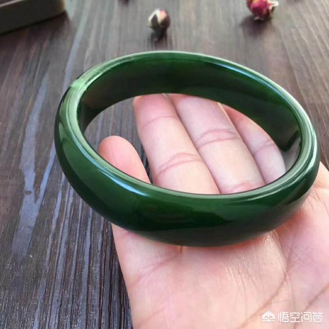 什么玉最好比较养女人,给妈妈买一个什么样的玉好呢？