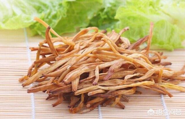 "杜康能解闷,萱草可以忘忧",还有名句"莫道农家无宝玉,遍地黄花皆真金