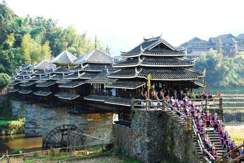 斑马总动员:七月底八月初去哪里适合全家旅游，有老人和小孩（3岁）