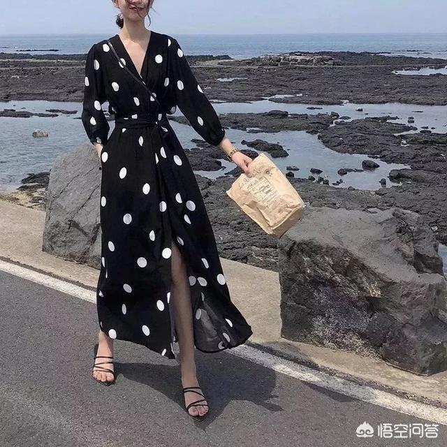 美女上厕所:女生穿长裙怎么上洗手间？