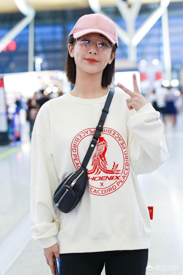 女星<a href=https://maguai.com/list/50-0-0.html target=_blank class=infotextkey><a href=https://maguai.com/list/50-0-0.html target=_blank class=infotextkey>时尚</a></a>气质街拍图片:唐嫣baby穿粉色少女气质爆棚，粉色怎么搭才能穿出高级感？