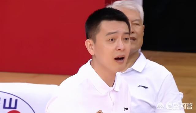 吴昌泽扣篮走步，杨鸣开口就是脏话，蒋兴权却微笑，为何他这么凶？