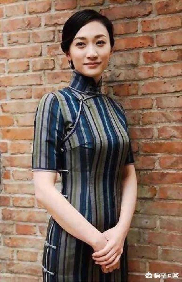李小冉袁泉也是我心中穿旗袍很好看的女星之一,她的气质不合适图案