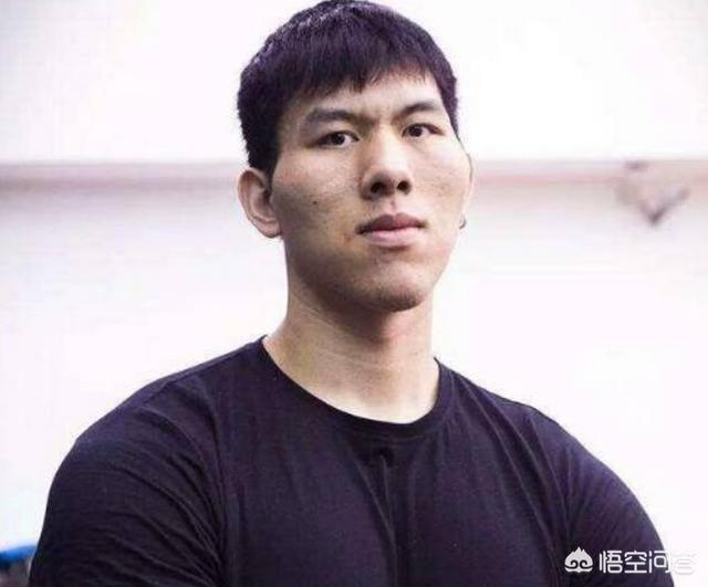 铁牛张鸿林在最近两年篮球综艺中都是内线霸主,甚至还被美娜怒赞,但