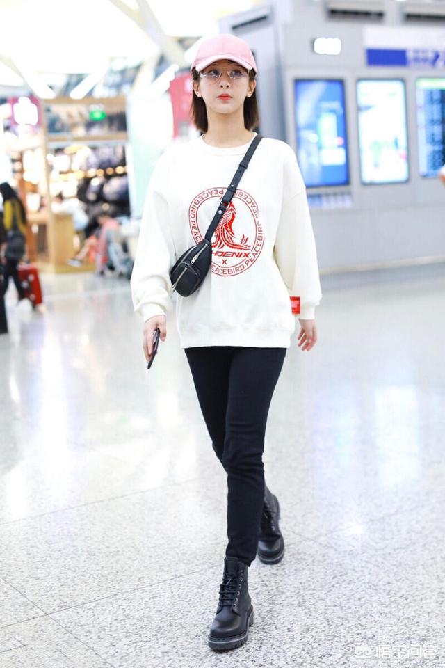 女星<a href=https://maguai.com/list/50-0-0.html target=_blank class=infotextkey><a href=https://maguai.com/list/50-0-0.html target=_blank class=infotextkey>时尚</a></a>气质街拍图片:唐嫣baby穿粉色少女气质爆棚，粉色怎么搭才能穿出高级感？