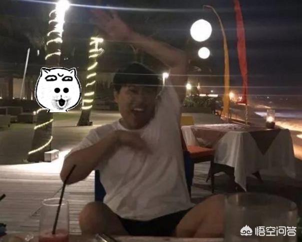 “卢本伟”吃街边摊被拍,模样让粉丝哭笑不得：开哥几日不见怎么秃了,你怎么看？