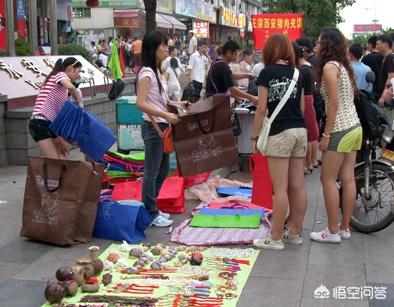 杨宝玲:既然可以摆地摊，那自已店门前可以摆摊吗