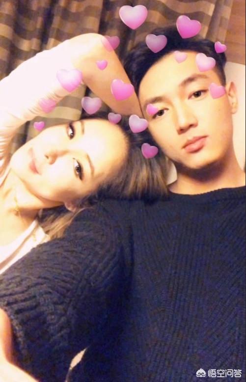 萧亚轩回应将复出:萧亚轩回应新恋情，想和小16岁男友结婚生子，太难了吗？
