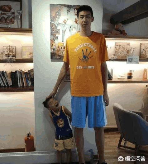 杜锋破格提拔16岁少年进一队，身高220公分的徐昕会成为易建联接班人吗？