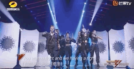 万茜举起受伤手臂:为什么说万茜是《乘风破浪的姐姐》里的皇族？