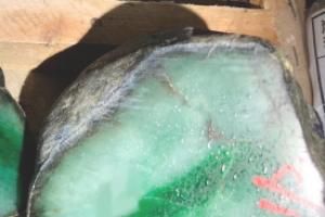 翡翠原石如何鉴定,翡翠在原石的时候怎么判断内部的裂？