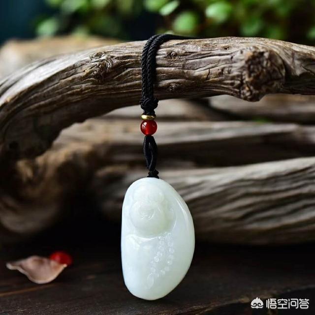 女人戴什么玉最好,送什么玉给女朋友最好？可以送白玉吗？