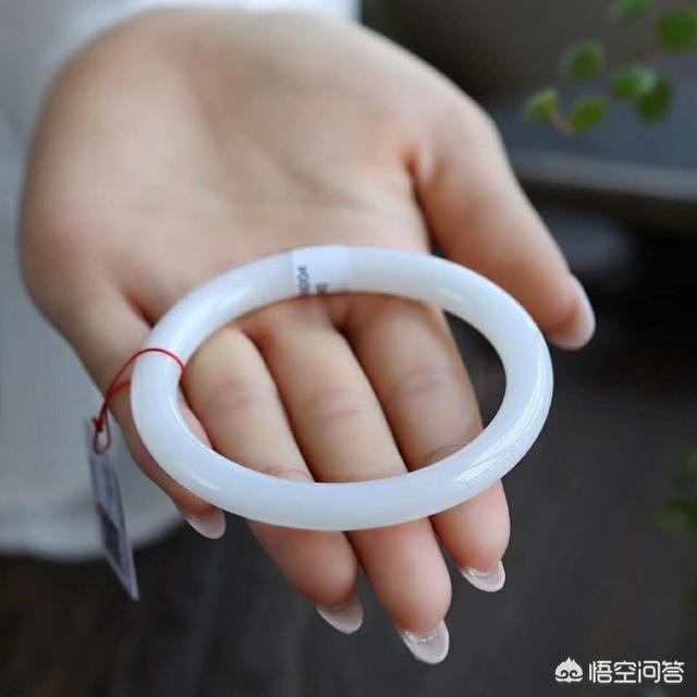 玉手镯哪种最好?,想买一个和田玉手镯，哪个品牌较好？