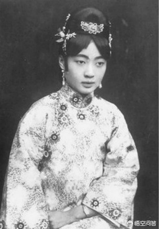 闺中秘史:婉容真的背叛了溥仪了吗溥仪将婉容的孩子扔到熔炉中了吗